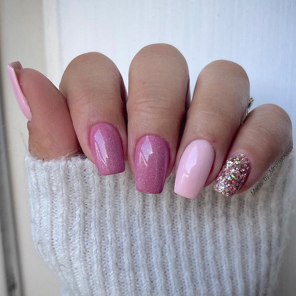 Light pink and glitters 🩷 : r/Nails